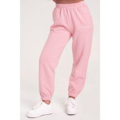 Spodnie fitness damskie Gym Glamour dresowe. Czerwone spodnie dresowe damskie GYM GLAMOUR, m, bez wzorów, z dresówki. Za 189.99 zł.