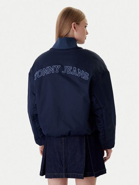 Tommy Jeans Kurtka bomber Varsity DW0DW22044 Granatowy Relaxed Fit. Niebieskie kurtki damskie Tommy Jeans, xs, bez wzorów, z jeansu, bez kaptura. Za 799.99 zł.