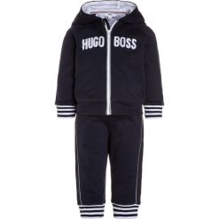 BOSS Kidswear BABY SET Bluza rozpinana marine. Niebieskie bluzy chłopięce BOSS Kidswear, z bawełny. Za 389.00 zł.