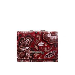 Mały czerwony portfel damski BajuBaj z kolorowej skóry naturalnej – styl i funkcjonalność PD2000s167. Czerwone portfele damskie bez wzorów, ze skóry. Za 148.20 zł.