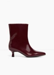 Botki w optyce lakierowanych. Czerwone botki damskie bonprix, bez obcasa, bez zapięcia. Za 124.99 zł.