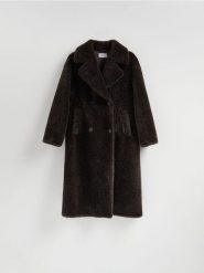 Płaszcz ze sztucznego futerka - ciemnobrązowy. Brązowe płaszcze damskie Reserved, l, bez wzorów, bez kaptura. Za 399.99 zł.