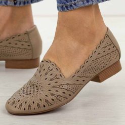 Beżowe skórzane półbuty damskie Jezzi Ol50-3. Brązowe półbuty damskie Jezzi, na lato, w ażurowe wzory, ze skóry, z okrągłym noskiem, bez obcasa, na płaskiej podeszwie, bez zapięcia. Za 229.00 zł.