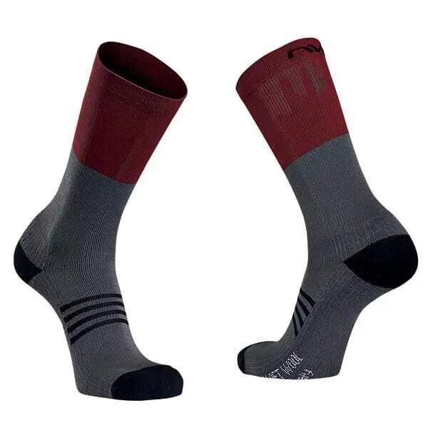 Skarpetki Northwave Extreme Pro High. Czerwone skarpetki damskie Northwave, bez wzorów. Za 150.00 zł.