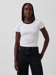 GAP Koszulka w kolorze białym rozmiar: M. Białe bluzki damskie GAP, m, bez wzorów, bez kołnierzyka, bez ramiączek. Za 66.47 zł.