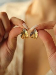 Pierres delicates Pozłacane kolczyki-wkrętki rozmiar: onesize. Żółte kolczyki damskie Pierres delicates, pozłacane. Za 56.79 zł.