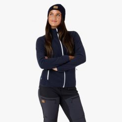 Bluza polarowa turystyka damska Swedemount Stryn Fleece szybkoschnąca. Białe bluzy damskie SWEDEMOUNT, na zimę, bez wzorów, z polaru, bez kaptura. Za 169.99 zł.