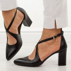 Czarne lico skórzane czółenka damskie na słupku Prestige 2045/obl. Czarne czółenka damskie Prestige, bez wzorów, ze skóry, bez obcasa, na obcasie. Za 419.00 zł.