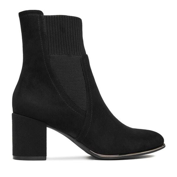 Botki JENNY. Czarne botki damskie Jenny, bez obcasa, na słupku, bez zapięcia. Za 159.99 zł.