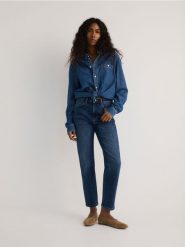 Jeansy mom fit slim - granatowy. Niebieskie jeansy damskie Reserved, z podwyższonym stanem. W wyprzedaży za 99.99 zł.