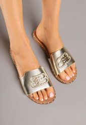 Złote Klapki w Eleganckim Stylu Zdobione Aplikacją Miralinea. Żółte klapki damskie Renee, z aplikacjami, bez obcasa, na płaskiej podeszwie, bez zapięcia. Za 49.99 zł.