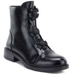 Botki damskie z ozdobnymi kwiatkami ocieplane czarne Potocki SZ12852. Czarne botki damskie POTOCKI, ze skóry ekologicznej, bez obcasa, bez zapięcia. Za 179.99 zł.