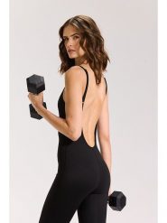 Onamaste Kombinezon "Oshia" w kolorze czarnym do jogi rozmiar: L/XL. Czarne kombinezony damskie Onamaste, l, bez wzorów, z materiału, sportowe, bez kołnierzyka, bez ramiączek. Za 217.99 zł.