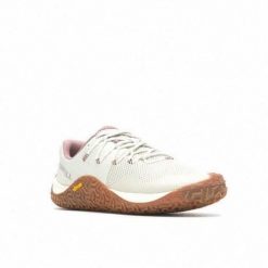 Buty do biegania damskie Merrell Trail Glove 7. Czerwone obuwie sportowe damskie Merrell, z materiału, bez zapięcia, do biegania. Za 735.00 zł.