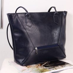 Torebka skórzana DAN-A T384 granatowa. Torebki klasyczne damskie DAN-A, ze skóry, bez dodatków. Za 349.99 zł.