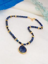 Pierres de Jade Pozłacany naszyjnik z elementami ozdobnymi - dł. 47 cm rozmiar: onesize. Niebieskie naszyjniki damskie Pierres de Jade, z lazurytem, pozłacane. Za 86.99 zł.