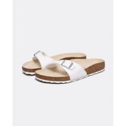 Klapki damskie Birkenstock Madrid. Białe klapki damskie Birkenstock, bez wzorów, z materiału, bez obcasa, bez zapięcia. Za 279.00 zł.
