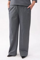 Eleganckie grafitowe spodnie Soft Comfort z kieszeniami PLUS SIZE XXL. Szare spodnie materiałowe damskie Moda Size Plus Iwanek, bez wzorów, z nylonu, krótkie. W wyprzedaży za 159.90 zł.