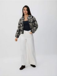 Kurtka bomberka z haftem - czarny. Czarne kurtki damskie Reserved, l, bez wzorów, z bawełny, bez kaptura. Za 199.99 zł.