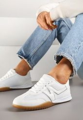 Białe Sneakersy w Stylu Tenisówek Ozdobione Naszywką Tanelis. Białe obuwie sportowe damskie Renee, z jeansu, bez zapięcia, tenisowe. Za 79.99 zł.