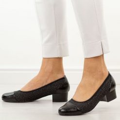 Czarne półbuty damskie na obcasie M.Daszyński Sa200-16. Czarne półbuty damskie M.Daszyński, na jesień, w ażurowe wzory, z materiału, bez obcasa, na obcasie, bez zapięcia. Za 189.00 zł.