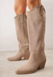 Ciemnobeżowe Gładkie Kozaki Kowbojki z Imitacji Zamszu na Stożkowym Obcasie Karelia. Brązowe kozaki damskie Born2be, z jeansu, bez obcasa, na obcasie, bez zapięcia. Za 199.99 zł.