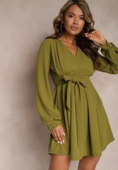 Zielona Rozkloszowana Sukienka Mini z Wiązanym Paskiem Lavendra. Zielone sukienki damskie Renee, bez wzorów, z materiału, bez ramiączek. W wyprzedaży za 127.99 zł.
