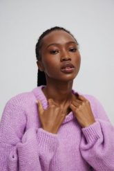 Sweter oversize z bufiastymi rękawami LILA DREAM - RIVERO-UNI. Fioletowe swetry klasyczne damskie Marsala, na lato, z wełny, bez kołnierzyka. Za 249.90 zł.