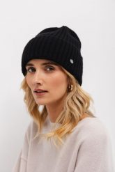 WEŁNIANA CZAPKA GILDA CZARNA One size - Flawless. Czarne czapki damskie Flawless, na zimę, bez wzorów, z kaszmiru. Za 195.50 zł.