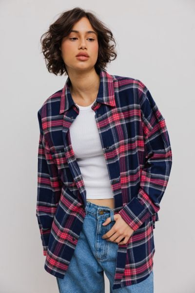 Koszula typu oversize w GRANATOWO RÓŻOWĄ KRATĘ - RENO. Czerwone koszule damskie Marsala, l, bez wzorów, z bawełny, klasyczne, bez kołnierzyka, bez ramiączek. Za 329.90 zł.