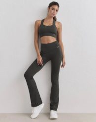 Damskie leginsy bezszwowe prążkowane rozszerzane wysoki stan squat proof zielone. Zielone legginsy sportowe damskie Aim'n, s, bez wzorów, z dzianiny, z podwyższonym stanem, na fitness i siłownię. Za 301.00 zł.