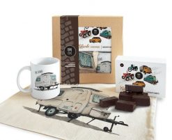 Niewiadów N-126 — paczka (Zawartość paczki: koszulka, torba, kubek, słodycze; Rozmiar koszulki / bluzy: XL (damska); Kolor koszulki / bluzy: czarny; R. Czarne koszulki damskie nikiniki, s, bez wzorów, z bawełny, bez kołnierzyka, bez ramiączek. Za 179.00 zł.