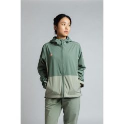 Kurtka damska typu soft shell LANETTE W, wodoodporna, wiatroszczelna i termiczna. Niebieskie kurtki damskie Izas, na zimę, l, bez wzorów, z softshellu, bez kaptura. Za 443.43 zł.