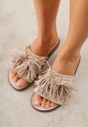 Beżowe Klapki w Stylu Boho Zdobione Frędzlami Stavania. Brązowe klapki damskie Born2be, z aplikacjami, z jeansu, bez obcasa, na płaskiej podeszwie, bez zapięcia. Za 99.99 zł.