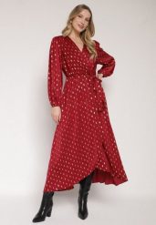 Bordowa Kopertowa Sukienka z Wiązaniem w Pasie i Metalicznym Nadrukiem Reisana. Czerwone sukienki damskie Born2be, z aplikacjami, eleganckie, bez ramiączek. Za 159.99 zł.