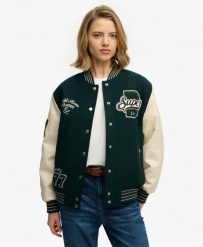 Superdry Kurtka bomber Patched Varsity – boxy, mieszanka wełny – Dark Pine Green. Zielone kurtki damskie Superdry, z aplikacjami, z materiału, bez kaptura. Za 632.70 zł.