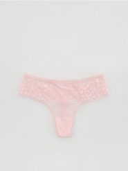 Majtki typu stringi z koronką - pastelowy róż. Czerwone stringi Reserved, bez wzorów, z koronki. Za 39.99 zł.
