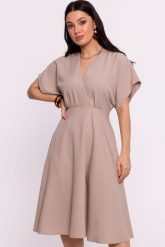 Rozkloszowana sukienka z kopertowym dekoltem beżowa. Brązowe sukienki damskie Bewear, bez wzorów, bez ramiączek. Za 339.00 zł.