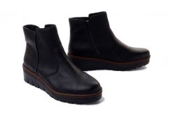 RIEKER X9165-00 black, botki damskie. Czarne botki damskie Rieker, na zimę, bez obcasa, na koturnie, bez zapięcia. Za 329.90 zł.