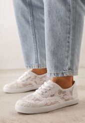 Białe Tenisówki Ozdobione Koronką Tarinela. Białe obuwie sportowe damskie Born2be, z aplikacjami, z jeansu, bez zapięcia. Za 49.99 zł.