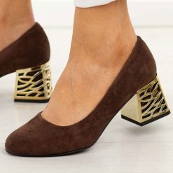 Czekoladowe zamsz Polskie czółenka damskie Suzana 594. Brązowe czółenka damskie Suzana, bez wzorów, z zamszu, z okrągłym noskiem, bez obcasa, na obcasie. W wyprzedaży za 219.12 zł.