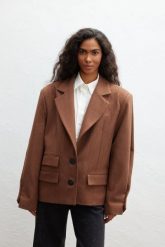 Wełniana marynarka o prostym kroju w kolorze CAMEL - RICHMOND-UNI. Brązowe marynarki i żakiety damskie Marsala, s, bez wzorów, z bawełny, eleganckie. Za 699.90 zł.