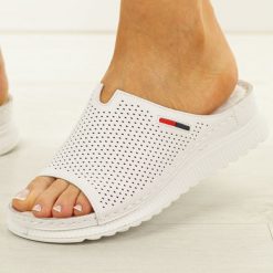 Białe skórzane klapki damskie Evento 18-42. Białe klapki damskie eVento, bez wzorów, z jeansu, bez obcasa, na płaskiej podeszwie, bez zapięcia. Za 219.00 zł.