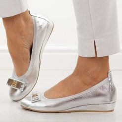 Srebrne skórzane Polskie baleriny damskie Prestige 2236. Szare balerinki damskie Prestige, bez wzorów, ze skóry, z okrągłym noskiem. Za 399.00 zł.