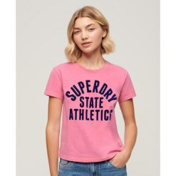 Dopasowany T-shirt z bawełny z nadrukiem Varsity. Czerwone koszulki sportowe damskie Superdry, bez wzorów, z bawełny, bez ramiączek. W wyprzedaży za 158.10 zł.