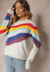 Jasnoszary Sweter Ozdobiony Ukośnymi Paskami Zenstina. Szare swetry klasyczne damskie Renee, z jeansu, bez kołnierzyka. Za 129.99 zł.