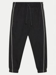 United Colors Of Benetton Spodnie dresowe 330SCF059 Czarny Regular Fit. Czarne spodnie dresowe chłopięce United Colors Of Benetton, z bawełny. Za 79.99 zł.