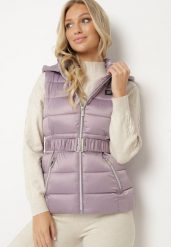 Fioletowa Pikowana Kamizelka z Odpinanym Kapturem Marszczonym Paskiem i Metaliczną Klamrą Inessae. Fioletowe kamizelki damskie Born2be, na wiosnę, l, bez wzorów, z jeansu. Za 49.99 zł.