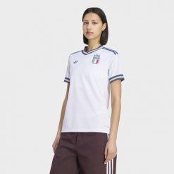 Koszulka wyjazdowa Włochy 26. Niebieskie bluzki damskie Adidas, bez wzorów, sportowe, bez kołnierzyka, bez ramiączek. Za 422.00 zł.