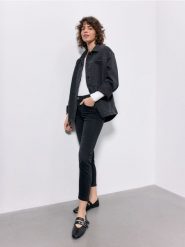 Jeansy slim fit ze średnim stanem - czarny. Czarne jeansy damskie Reserved. Za 99.99 zł.